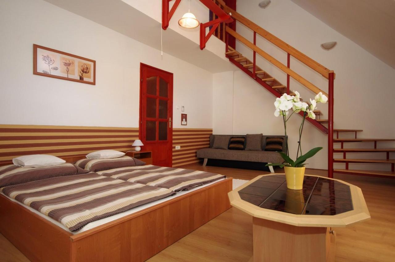 Hellasz Apartman Gyula Exterior photo