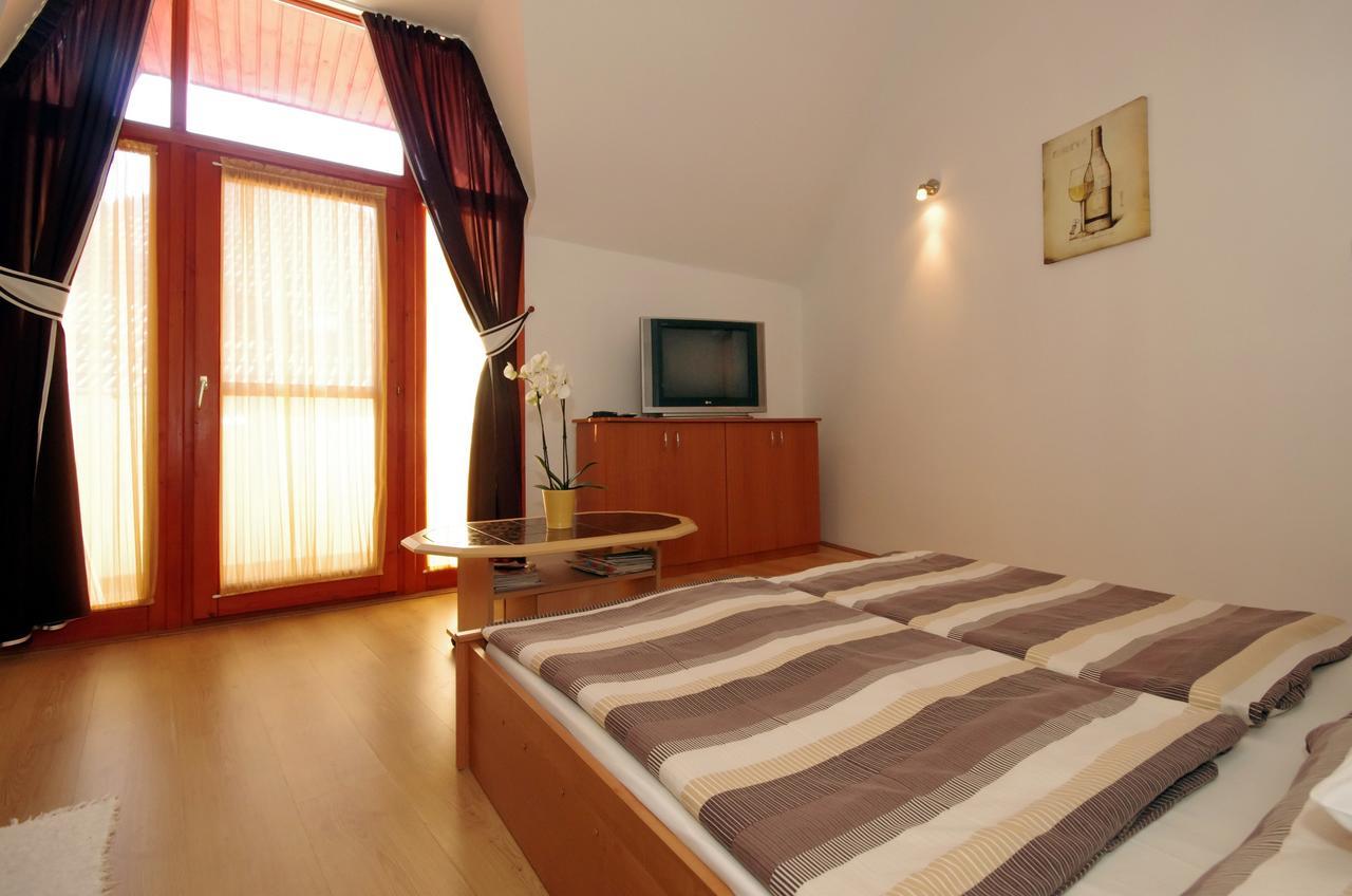 Hellasz Apartman Gyula Exterior photo